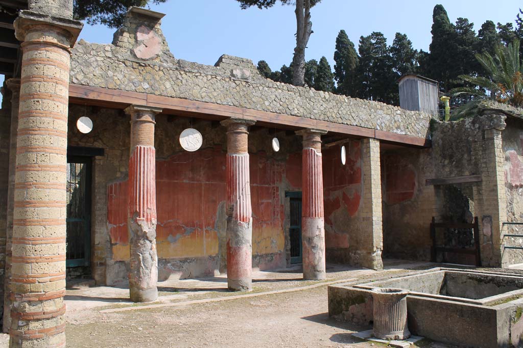 Ins. Orientalis I, 2, Herculaneum, March 2014.
Looking north-east across atrium, with two doors in north wall to stables area, corridor to rear and tablinum, on right.
Foto Annette Haug, ERC Grant 681269 DÉCOR